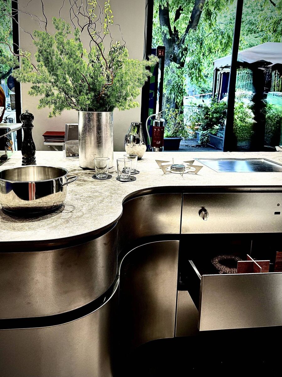 Meisdel kitchen island with gas burner, plancha, and an invisible induction hob. Meisdel kitchen island with gas burner, plancha, and an invisible induction hob.