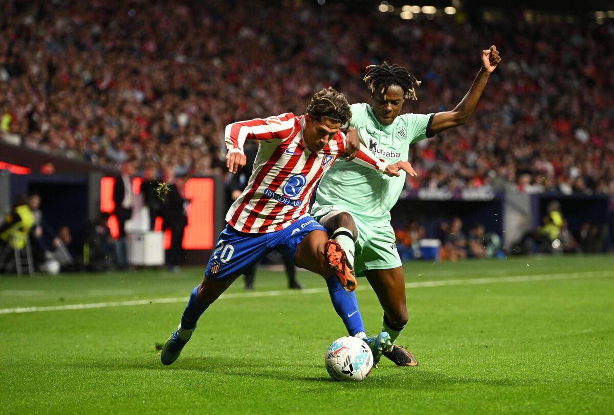 Giuliano Simeone of Atletico de Madrid is challenged by Nico Williams of Athletic Club   (Photo by Denis Doyle/Getty Images)