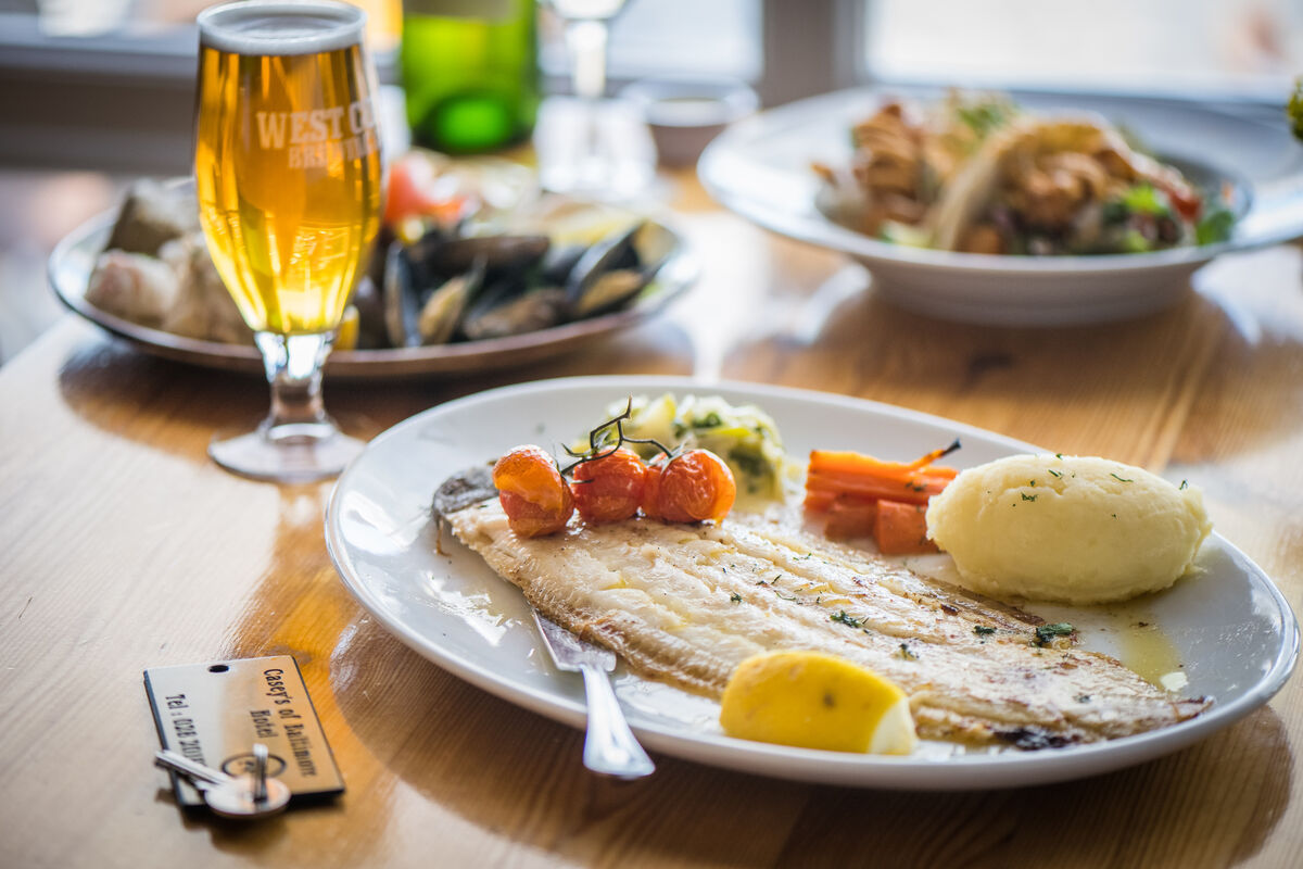 Casey’s is known for its seafood. Tempura prawns, a mussel dish of the day, crispy fish tacos and a spicy fish basket are just some of the menu stars
