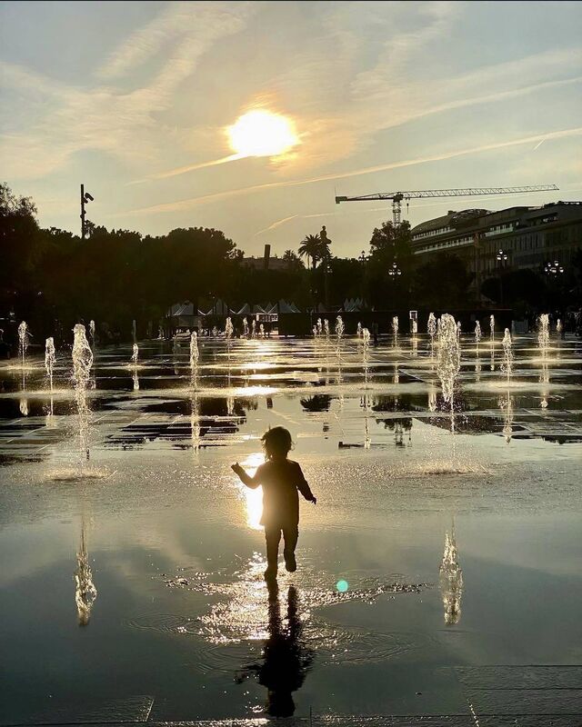 Cooling off in the mirror-like fountains in Nice 