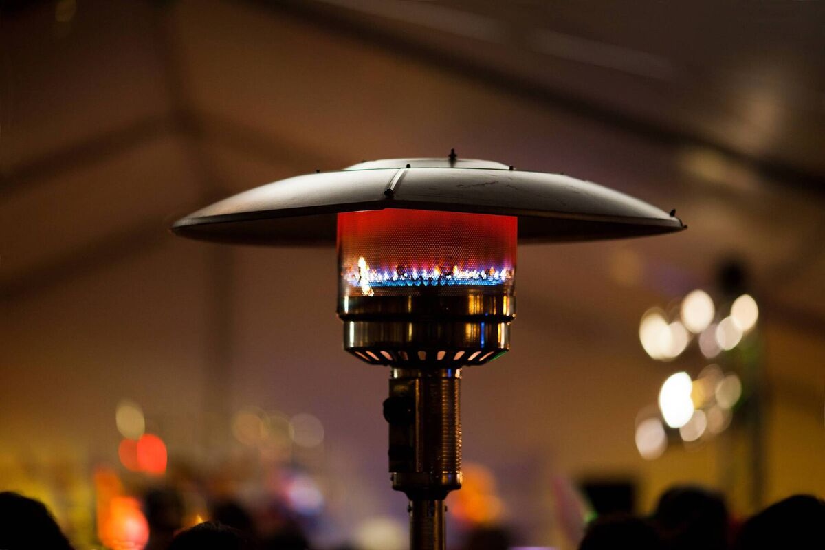 A gas patio heater (12.5kW) will produce almost 35kg of CO2 before the fuel runs out, and a standard 11kg propane patio cylinder last just 10-13 hours. 