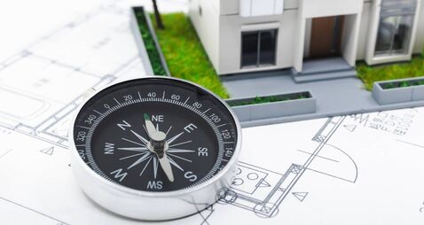 A model house and a compass. Home diagnosis, feng shui, and floor plan images.