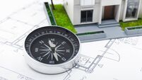 A model house and a compass. Home diagnosis, feng shui, and floor plan images.