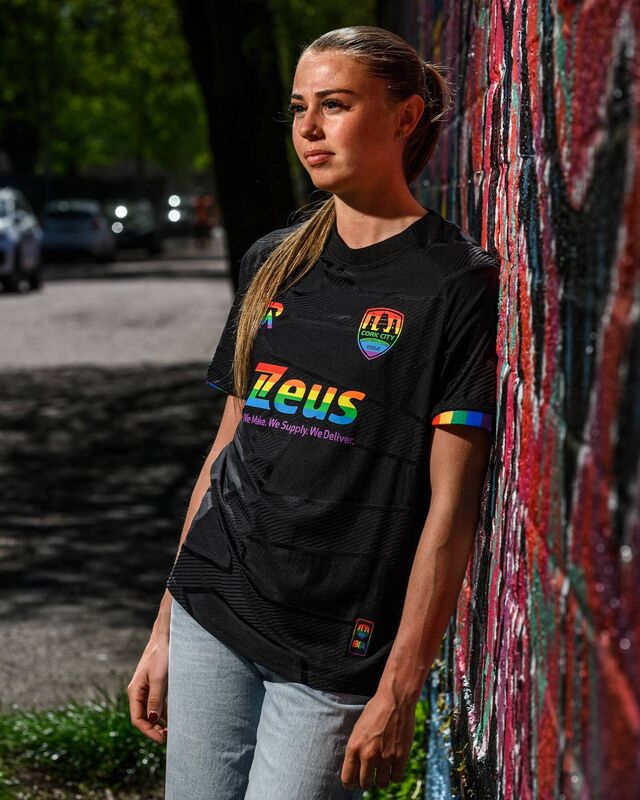 Eva Mangan in the rainbow jersey. 