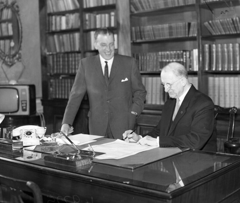 Taoiseach Sean Lemass and President de Valera signing the proclamation to dissolve Dáil Éireann in 1965. File photo: Independent News And Media/Getty Images Taoiseach Sean Lemass and President de Valera signing the proclamation to dissolve Dáil Éireann in 1965. File photo: Independent News And Media/Getty Images