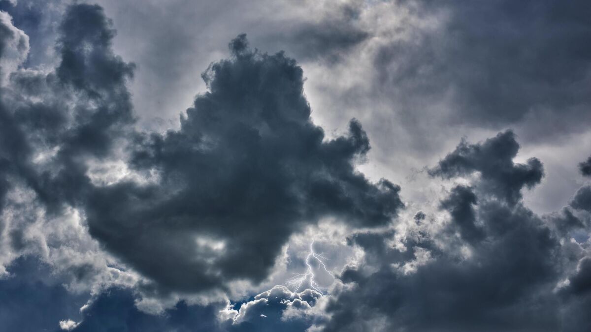 Thunderstorm warning in place as bank holiday weekend weather set to be mixed