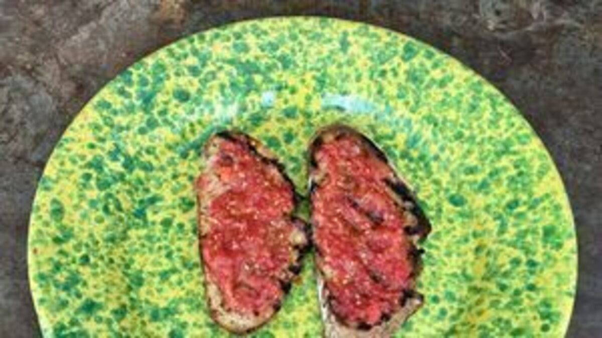 Pan con Tomate (Grilled Bread with Tomatoes)