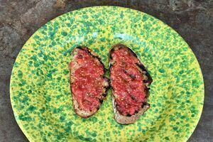 Pan con Tomate (Grilled Bread with Tomatoes)