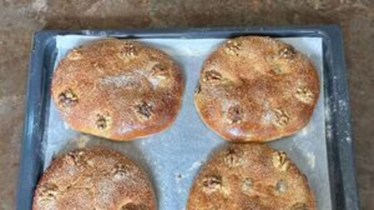Coca de Pasas y Nueces (Raisin and Walnut Cake)