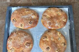Coca de Pasas y Nueces (Raisin and Walnut Cake)
