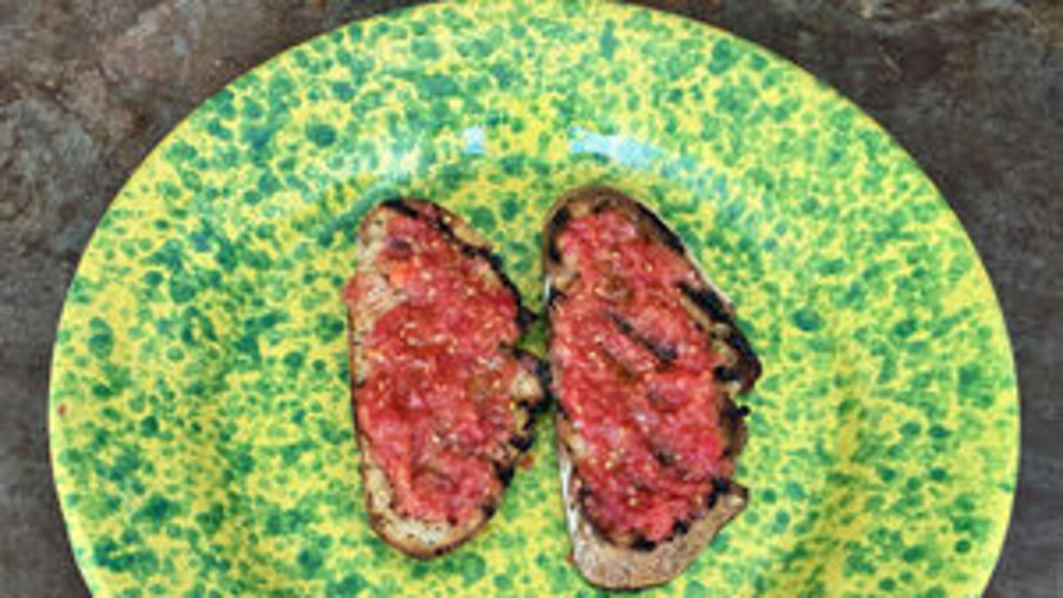Pan con Tomate (Grilled Bread with Tomatoes)
