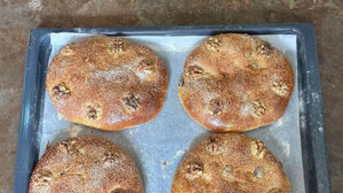 Coca de Pasas y Nueces (Raisin and Walnut Cake)