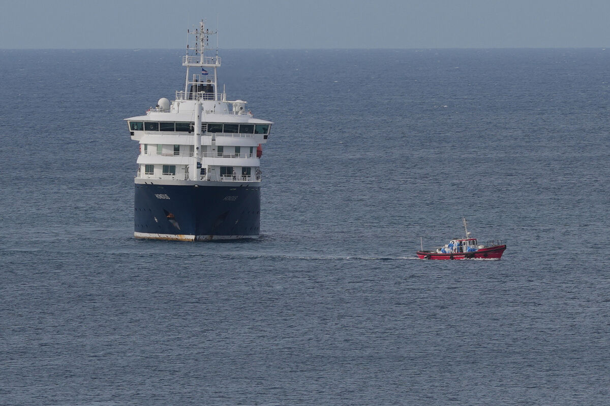 The current outbreak, which has been linked to three deaths, has been connected to a birdwatching expedition in Argentina which two of the passengers went on before boarding the ship. Picture: Misper Apawu/Ap The current outbreak, which has been linked to three deaths, has been connected to a birdwatching expedition in Argentina which two of the passengers went on before boarding the ship. Picture: Misper Apawu/Ap