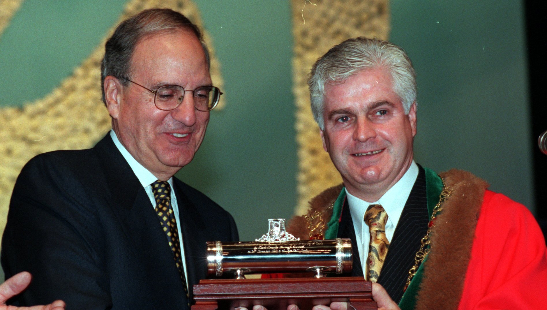 Cork City Council votes to revoke George Mitchell's freedom of the city