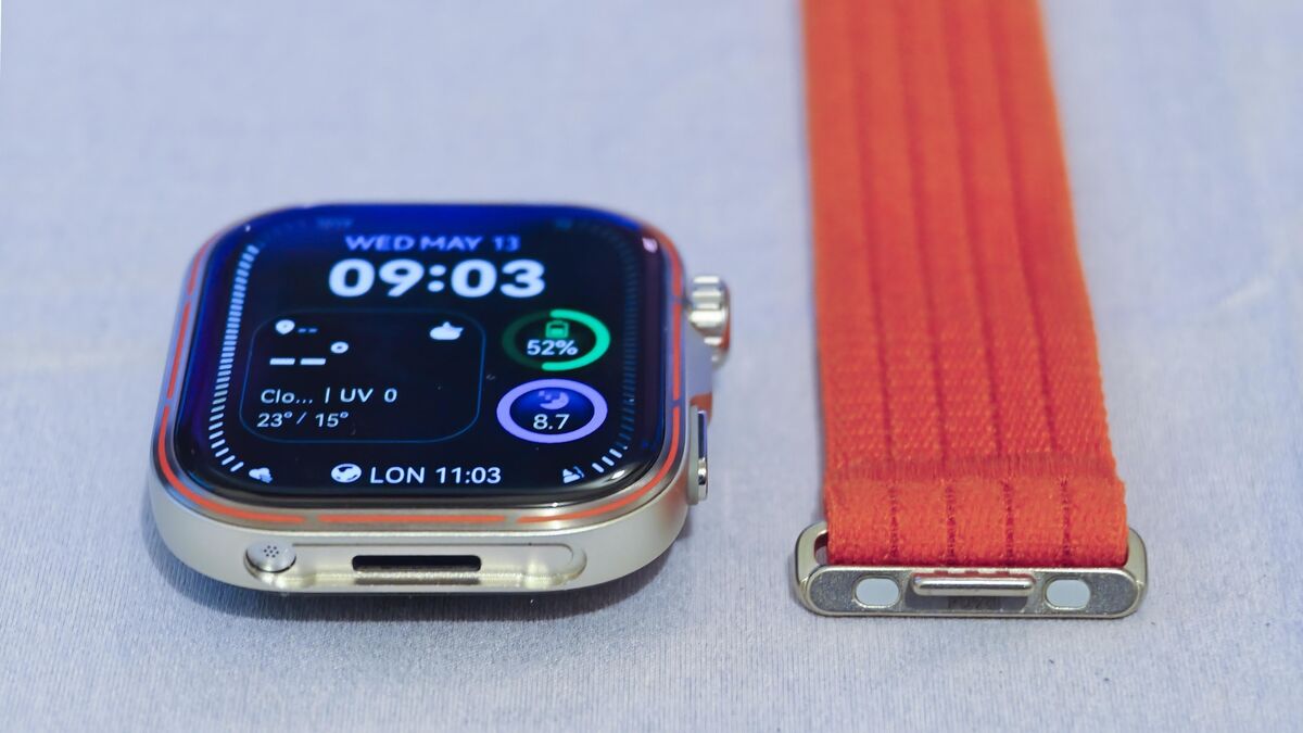 Swapping straps is a breeze thanks to the new quick-release button, which makes it a little easier than on the previous model. Picture: Noel Campion. Swapping straps is a breeze thanks to the new quick-release button, which makes it a little easier than on the previous model. Picture: Noel Campion.