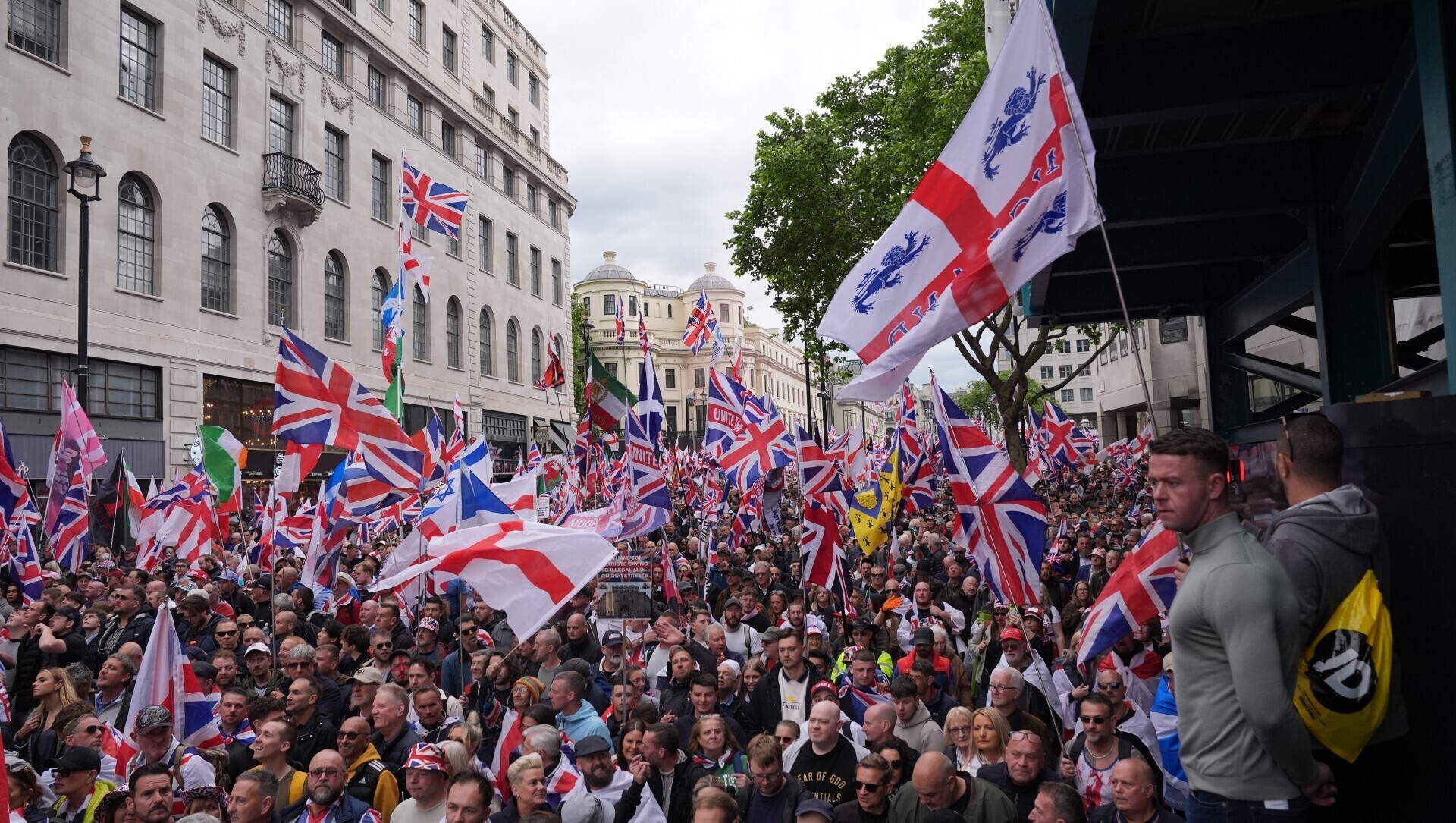 Tommy Robinson’s march and pro-Palestine protest both under way in London