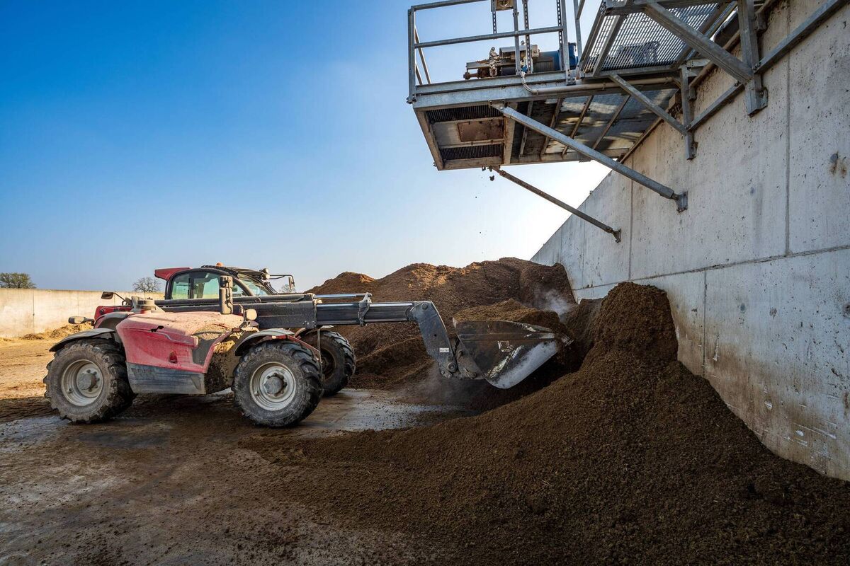Solid digestate in a modern biogas facility is a by-product of the production of biogas. Solid digestate in a modern biogas facility is a by-product of the production of biogas.