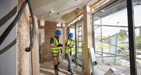iStock-1474700697.jpg contractor chatting to architect