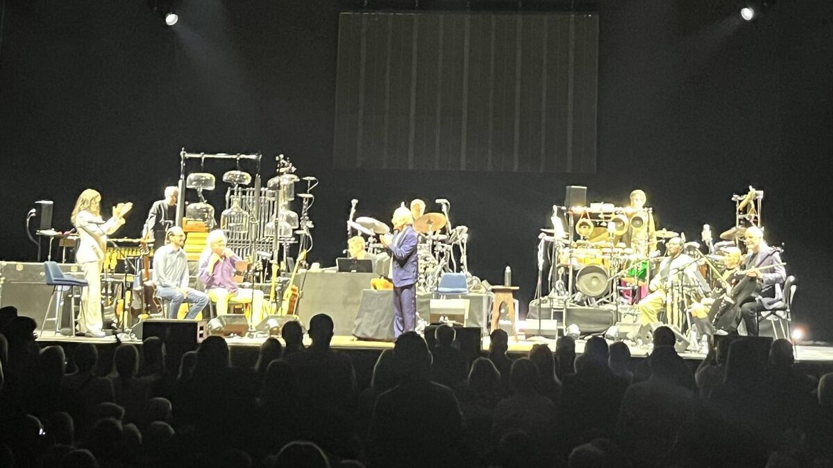 Paul Simon on stage at 3Arena in Dublin, with a band that included guest member Martin Hayes. Paul Simon on stage at 3Arena in Dublin, with a band that included guest member Martin Hayes.