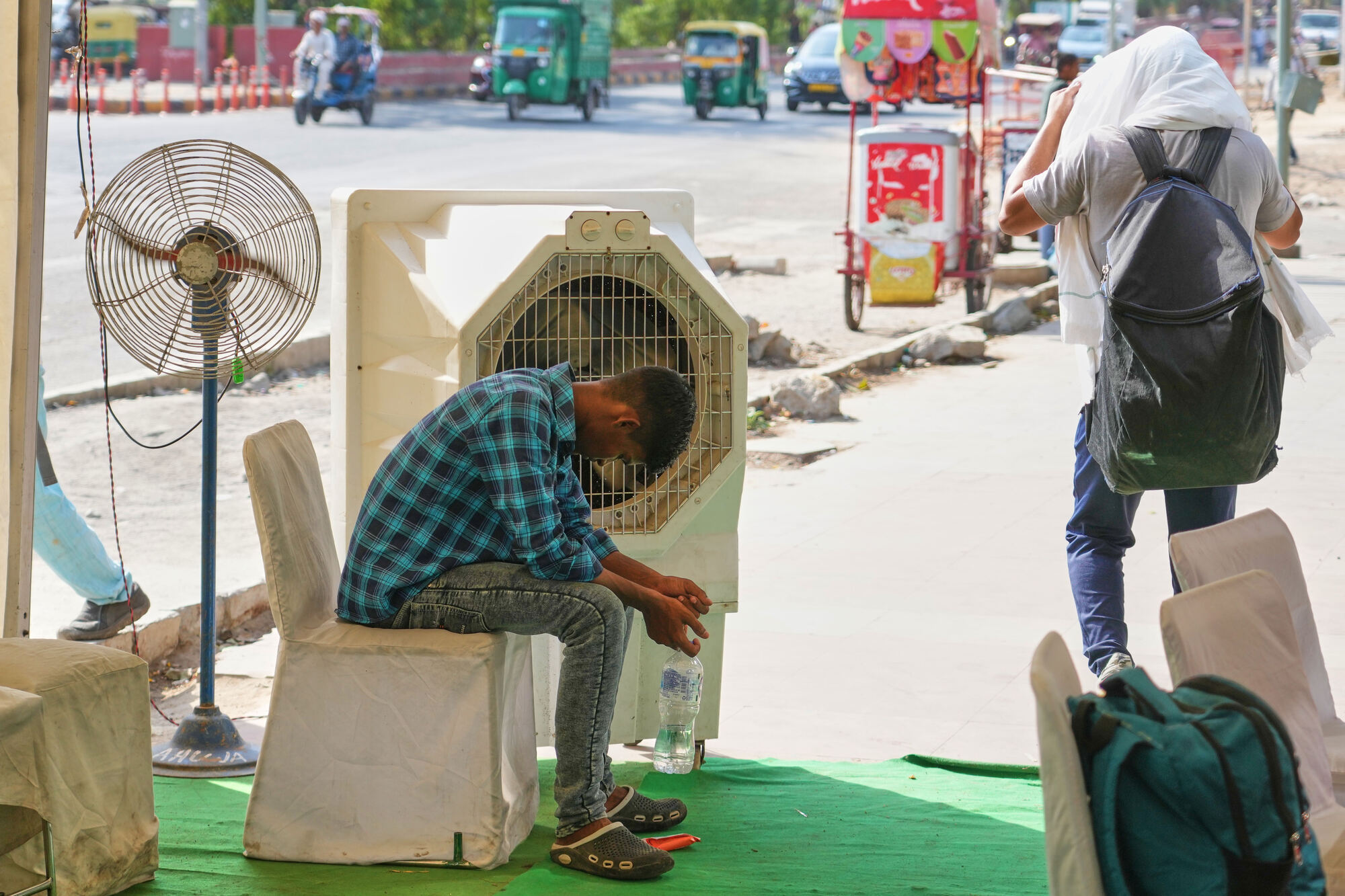 Heatwave empties roads and markets in India and farmers switch to night working