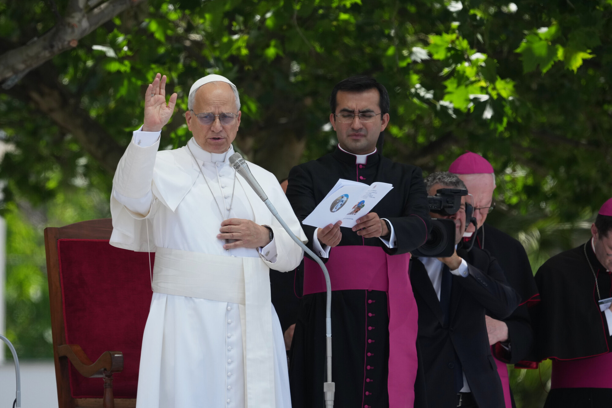 Pope meets families of youth lost to toxic waste dumping in ‘Land of Fires’