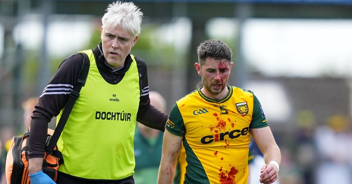 Micheál Burns sieht nach Massenschlägerei im Spiel Kerry-Donegal die Rote ...