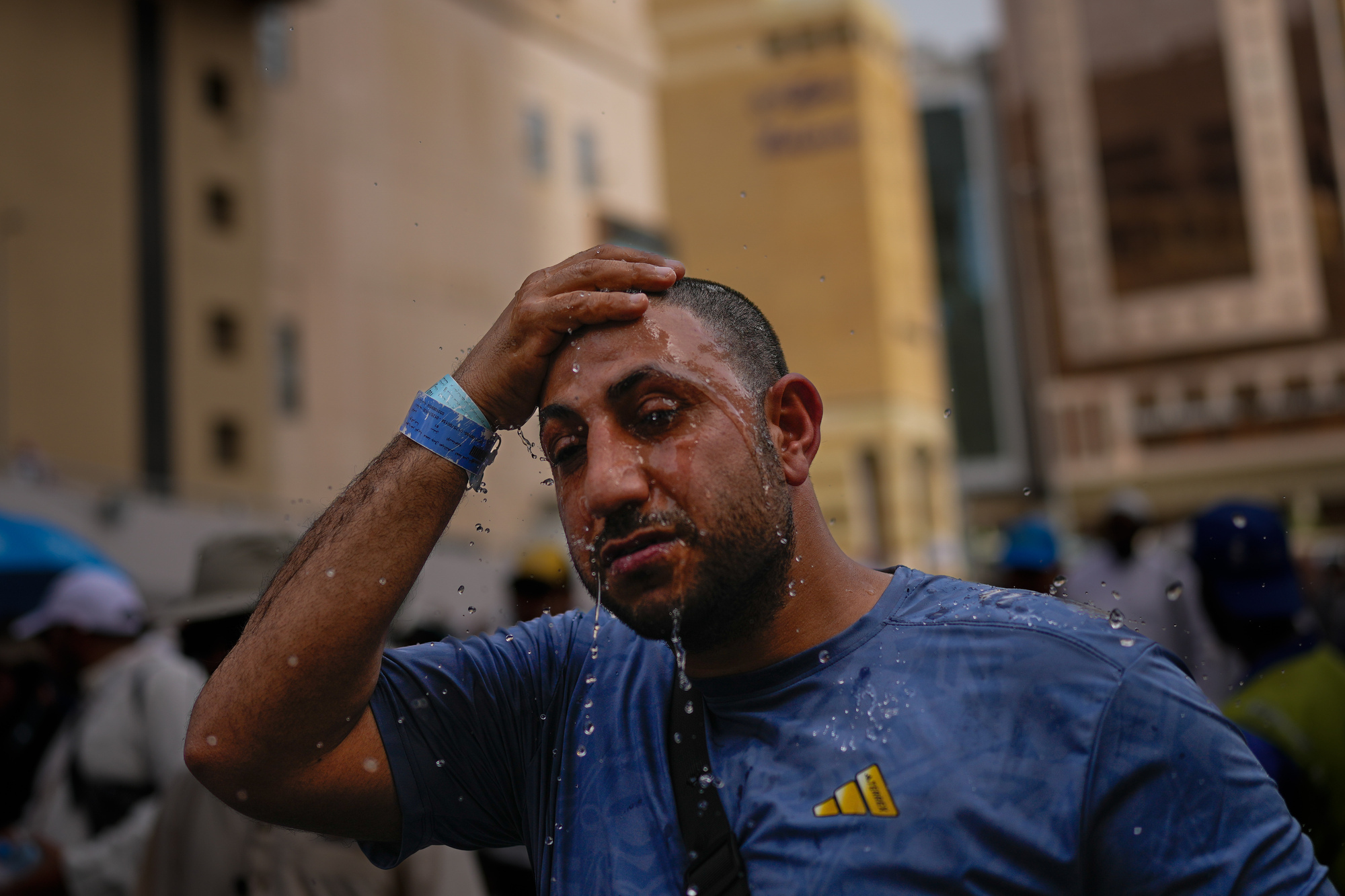 Muslims begin annual Hajj in sweltering heat against backdrop of war concerns