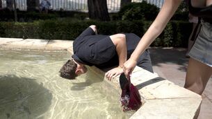 <p>Tourists cool off in a fountain during a heatwave in Ronda. File picture: JORGE GUERRERO / AFP</p> <p>Tourists cool off in a fountain during a heatwave in Ronda. File picture: JORGE GUERRERO / AFP</p>