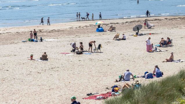 <p> People enjoy the weather on Inchydoney, West Cork. Picture: Andy Gibson.</p>