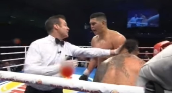 VIDEO: ‘Stop the f***ing fight!’: Boxer appeals to ref on behalf of battered opponent