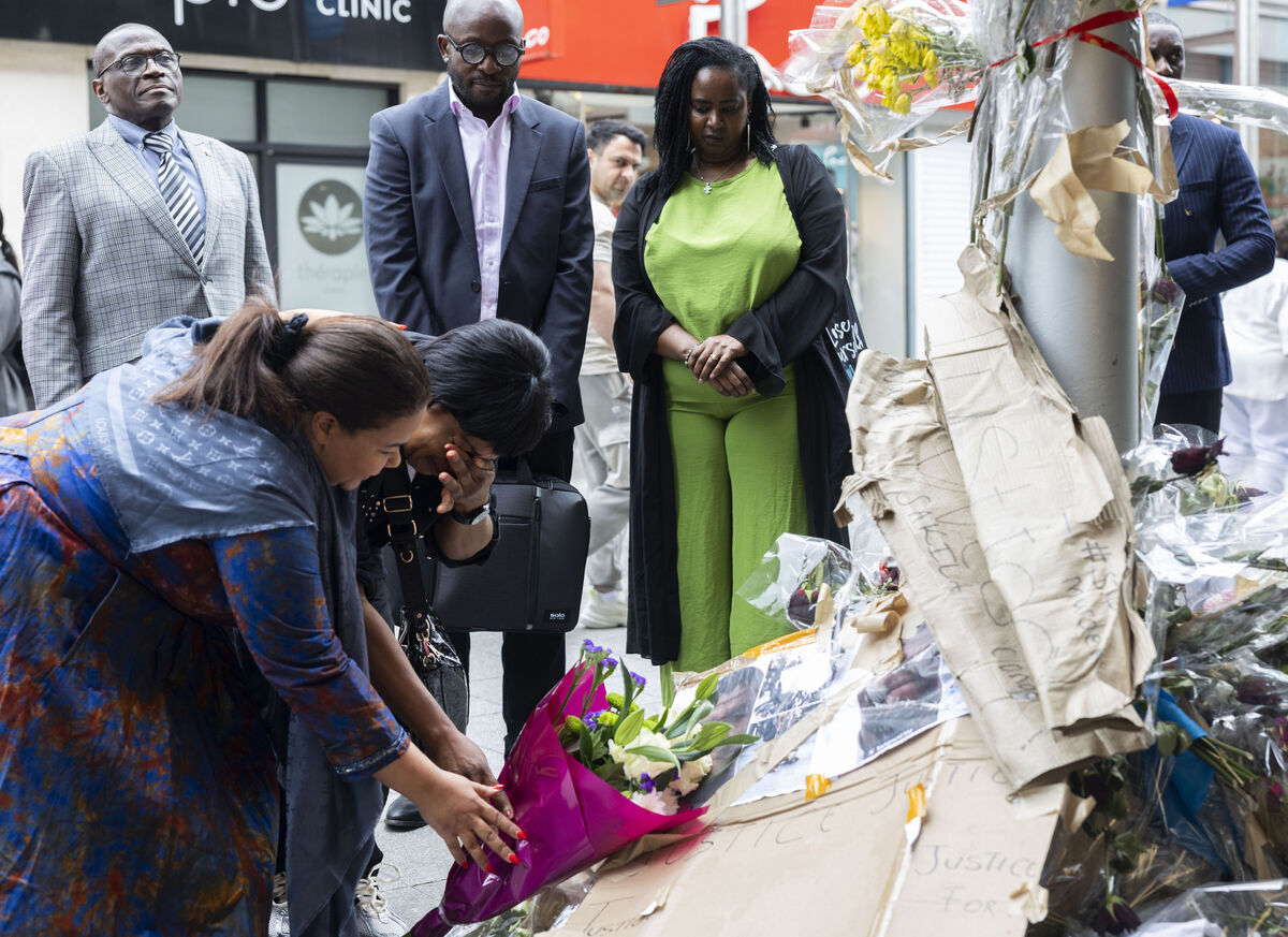 Foreign minister of the Democratic Republic of Congo, Ms Thérèse Kayikwamba Wagner with Angel Issemezey Anzibistep the step mother of the Yves Sakila laying flowers at the memorial where he was restrained and later died on Henry Street in Dublin. Photo: Sam Boal/Collins Photos