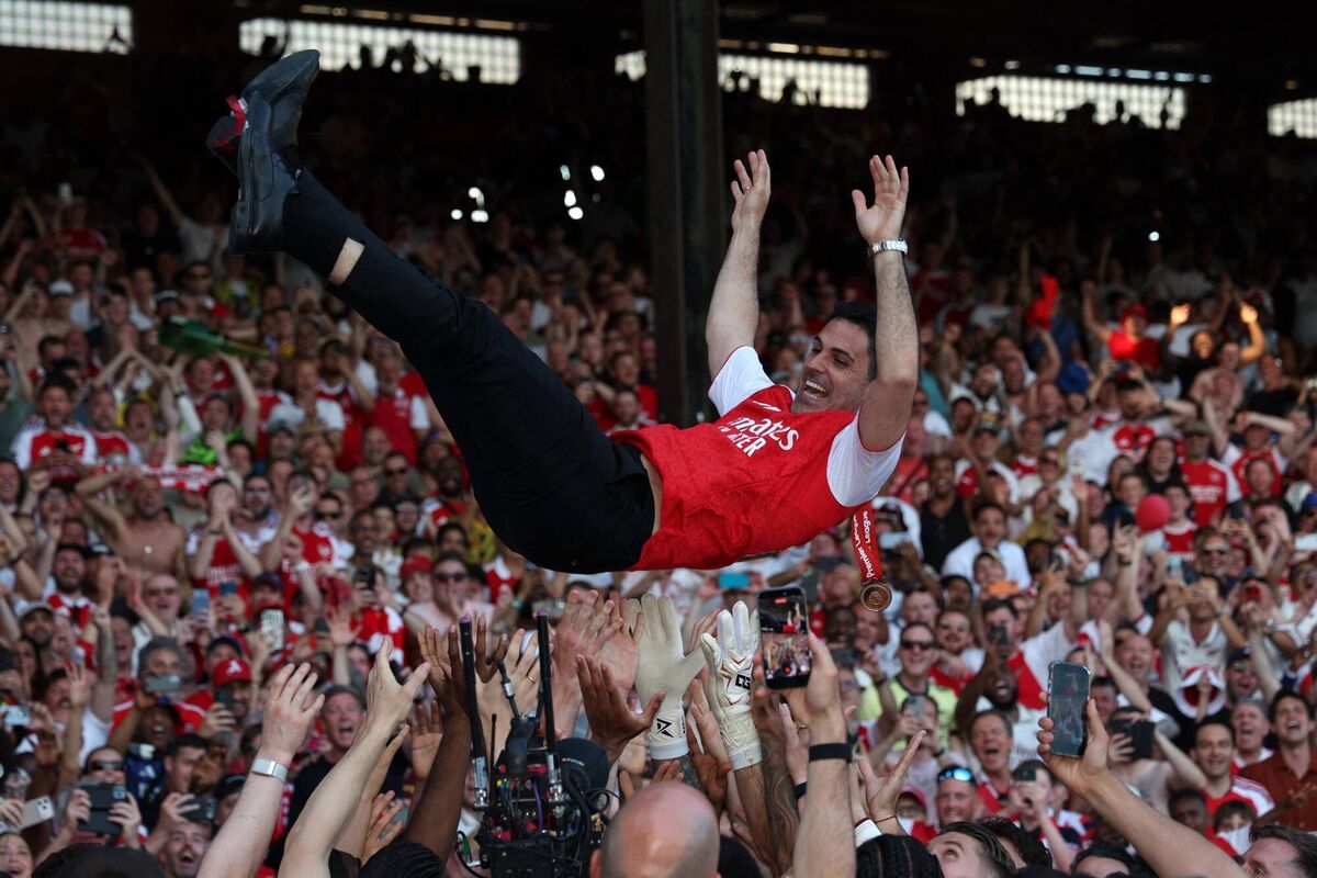 Arsenal's Spanish manager Mikel Arteta is thrown into the air by his players as they all celebrate after the Premier League trophy presentation ceremony on the pitch after the English Premier League football match between Crystal Palace and Arsenal at Selhurst Park in south London on May 24, 2026. Arsenal are English league champions for the first time since 2004, winning the league by seven points. (Photo by Adrian Dennis / AFP via Getty Images) 