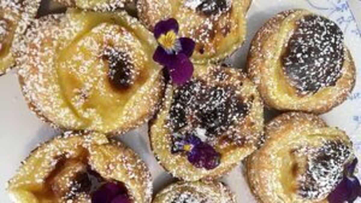 Pastéis de Nata (Portuguese Custard Tarts)