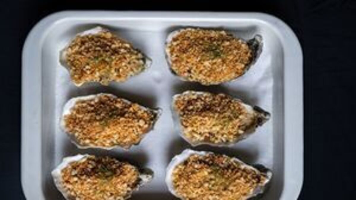 Baked oysters with creamy leek and mushrooms