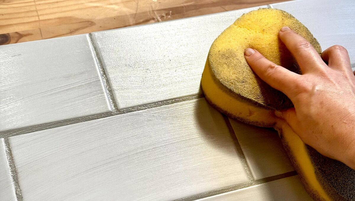 Wipe the tiles with a damp sponge and smooth the grout. Wipe the tiles with a damp sponge and smooth the grout.