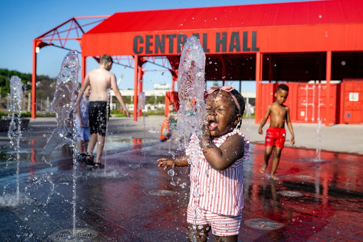 Young Kayleigh plays in the fountains in the Marina Park Cork. Picture: Chani Anderson