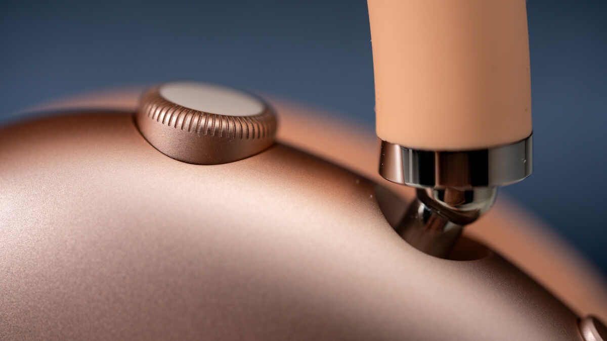 The new H2 chip brings advanced Adaptive Audio, seamlessly blending transparency and noise cancellation. Picture: Noel Campion.