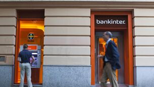 <p>Latest figures from the Central Bank of Ireland show that Irish households hold approximately €170bn in bank accounts, with the majority remaining in current accounts earning little or no interest. Photographer: Angel Navarrete/Bloomberg via Getty Images</p>