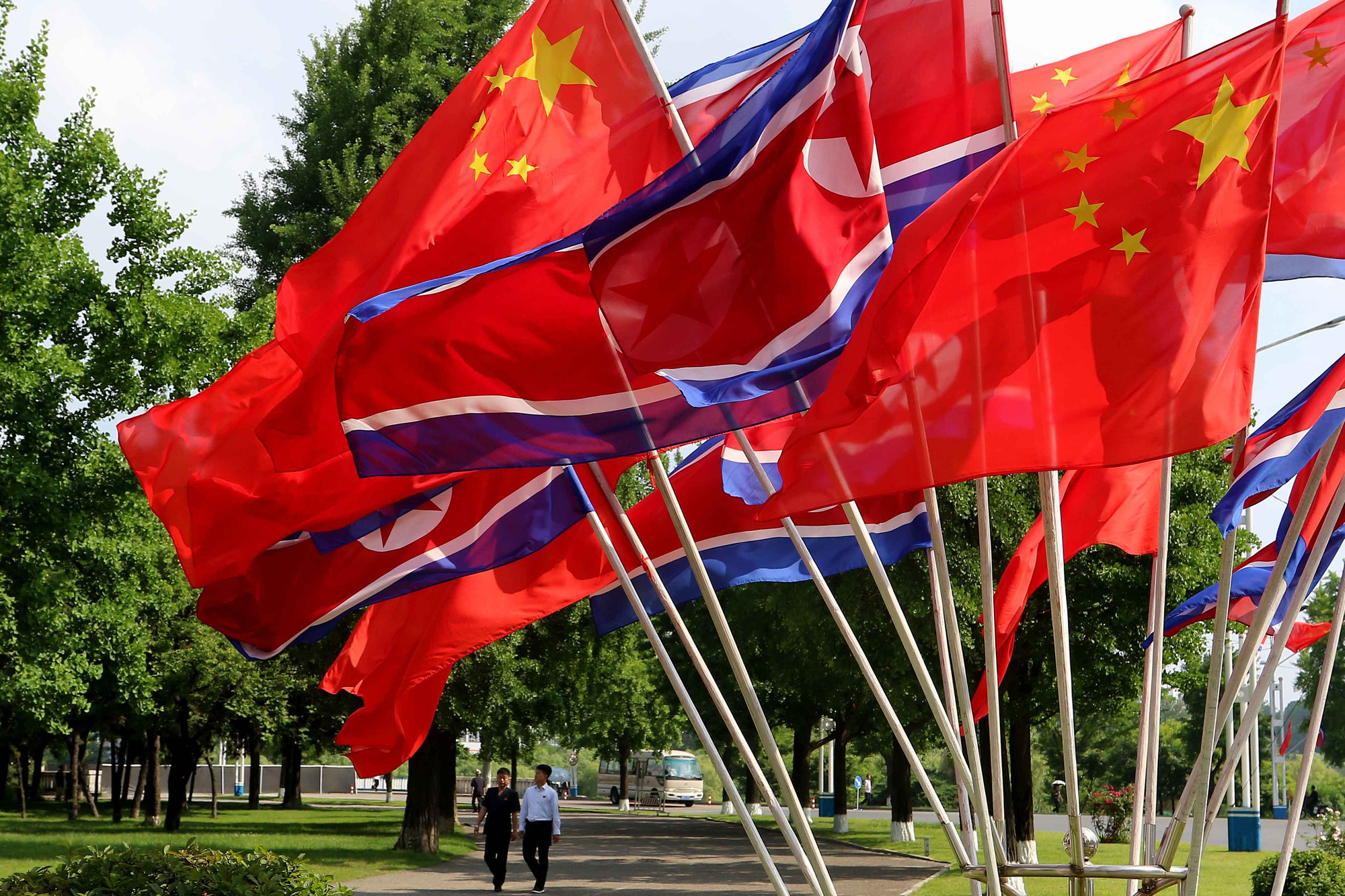 Lavish welcome for Chinese leader in North Korea prior to talks with Kim