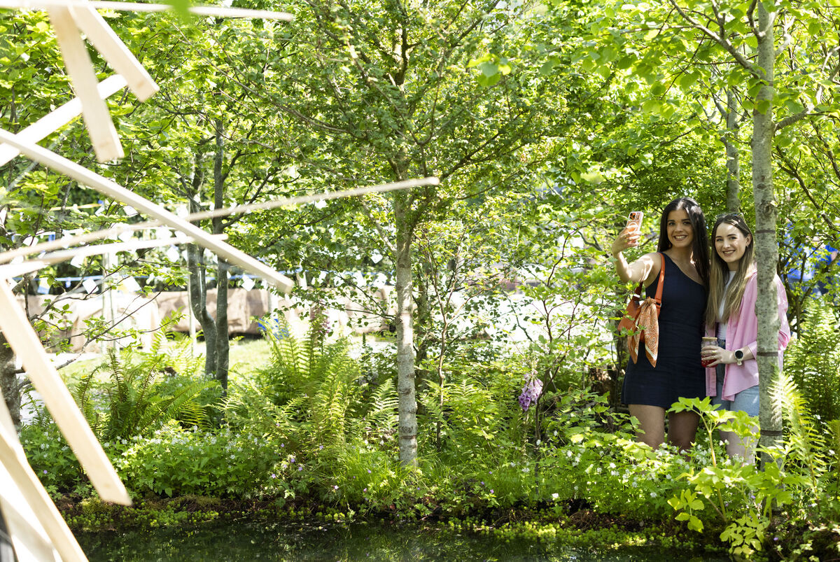 Máire Ní Churraoin with Jennifer Leahy take a selfie in the EU Shared Roots, Common Shade garden. Picture: Sam Boal/Collins Máire Ní Churraoin with Jennifer Leahy take a selfie in the EU Shared Roots, Common Shade garden. Picture: Sam Boal/Collins