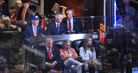 TOPSHOT-US-POLITICS-TRUMP-BASKET-NBA-FINALS