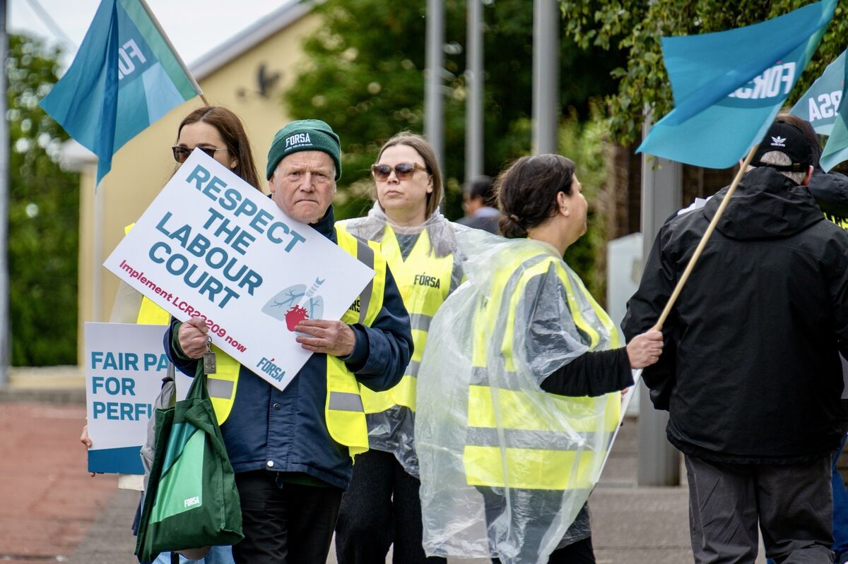  Perfusionists picket outside CUH on Tuesday. Picture: Chani Anderson