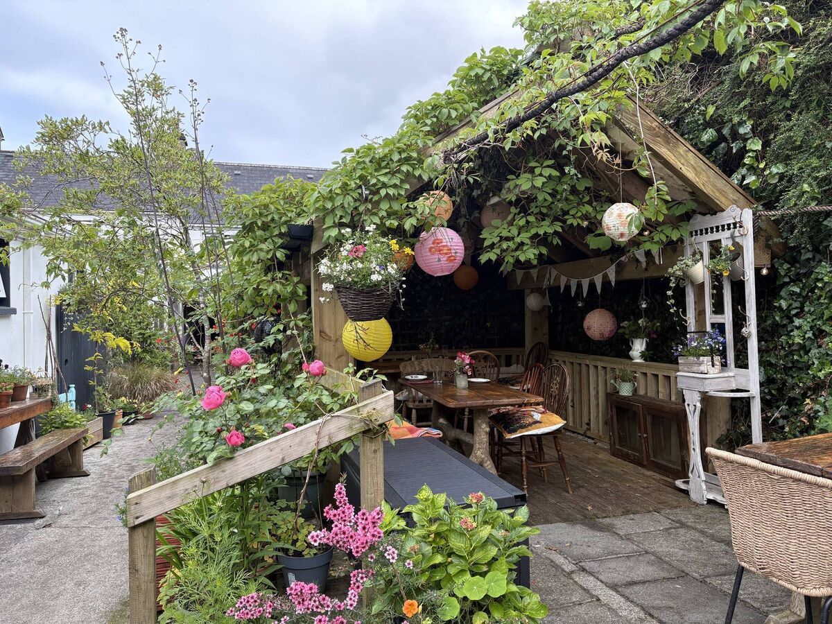 Garden dining in Monk's Lane, Timoleague Garden dining in Monk's Lane, Timoleague
