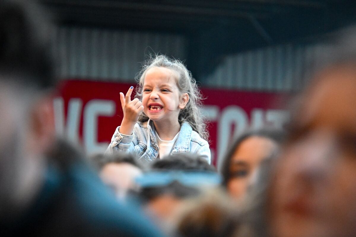 Rosie Hegarty from Fairhill enjoyed the vantage point on top of her father’s shoulders during the gig. Picture: Chani Anderson Rosie Hegarty from Fairhill enjoyed the vantage point on top of her father’s shoulders during the gig. Picture: Chani Anderson