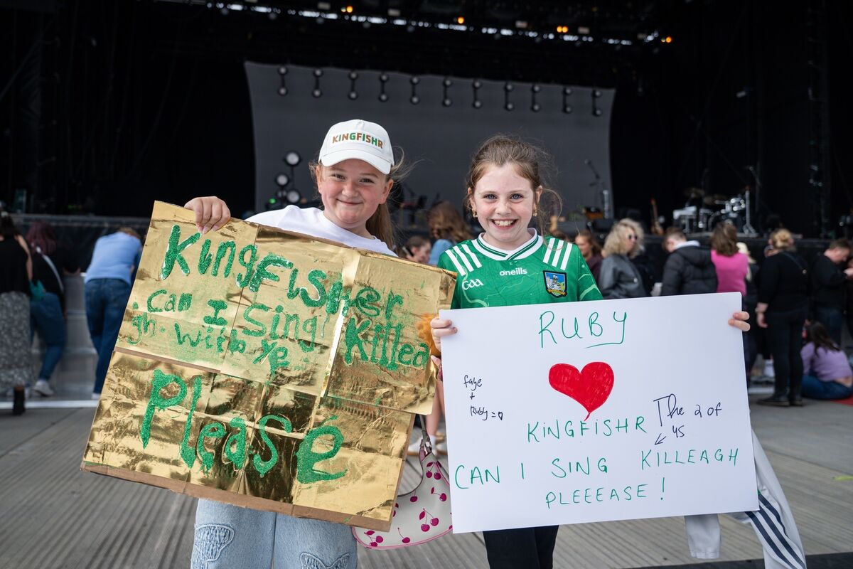 Faye Summer, from Mahon, and Ruby Walsh from Limerick get their signs ready before the Kingfishr gig. Picture: Chani Anderson Faye Summer, from Mahon, and Ruby Walsh from Limerick get their signs ready before the Kingfishr gig. Picture: Chani Anderson