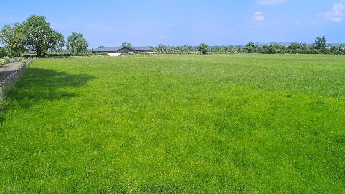 The property is equally suited to cattle, sheep or dairying, featuring extensive quality fencing throughout.