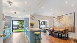 <p>Attention-grabbing picture window in the kitchen at 144 West Avenue, Park Gate, Frankfield</p> <p>Attention-grabbing picture window in the kitchen at 144 West Avenue, Park Gate, Frankfield</p>