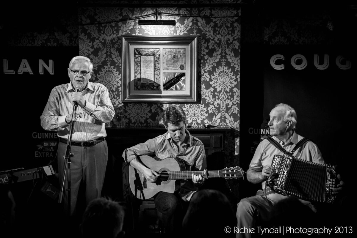 Traditional Irish singing legend, Seán Ó Sé performs with friends during a special concert in Coughlan's pub in Cork Traditional Irish singing legend, Seán Ó Sé performs with friends during a special concert in Coughlan's pub in Cork