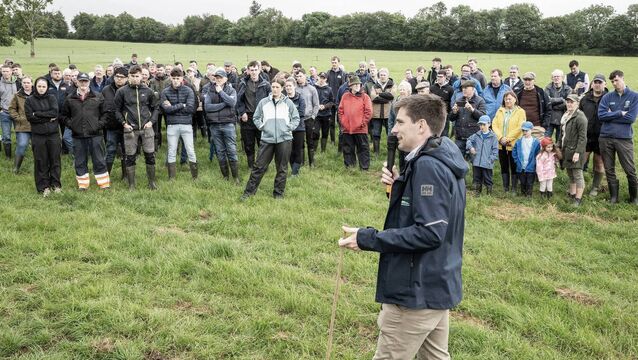 <p>Speaker Padraig McCormack, Teagasc addresses farmers at a Better Farming for Water Campaign event in the Blackwater catchment area on the farm of William Blackburn, Kilworth, Co. Cork.  Picture: O'Gorman Photography. </p>