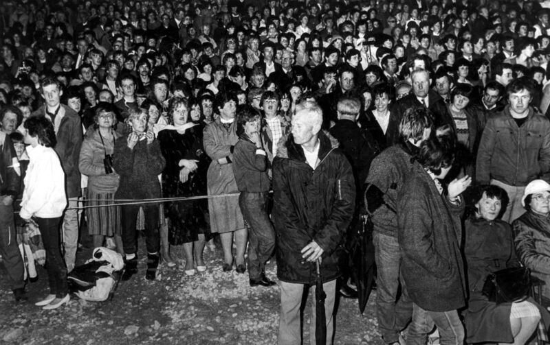 Crowds gather to see the statue of the Virgin Mary in Ballinspittle in 1985.